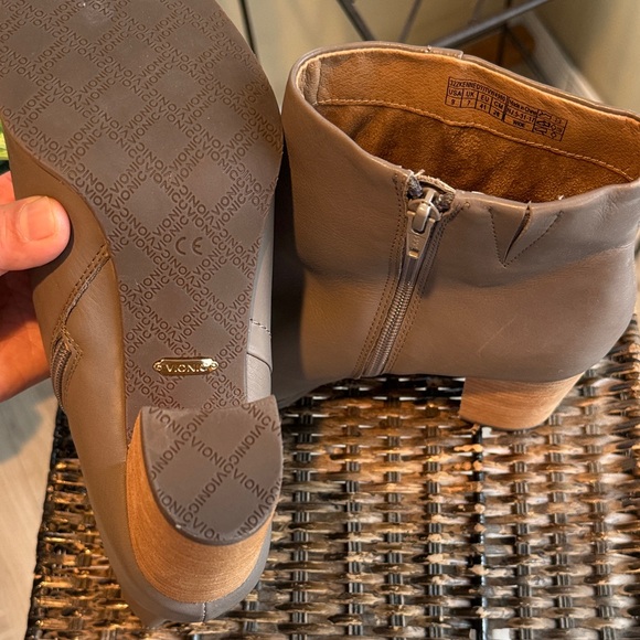 Vionic Kennedy Taupe Leather Heeled Women’s Booties Size 9 Wide NEW - Picture 8 of 8